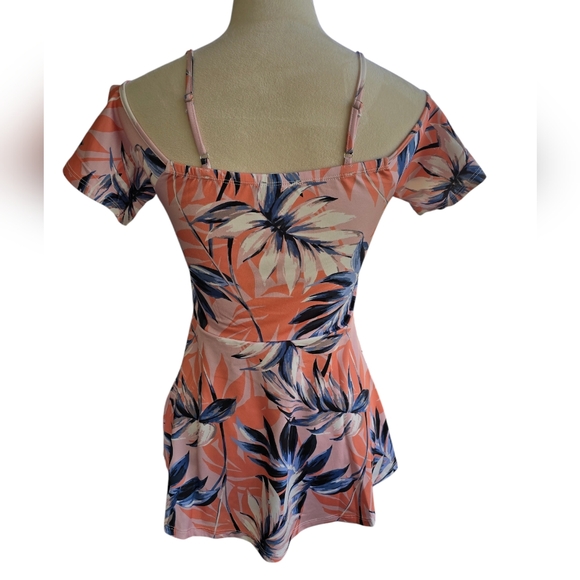 Venus NWOT Coral Embellished Jeweled Cold Shoulder Short Sleeve Top Size XS - Picture 3 of 6